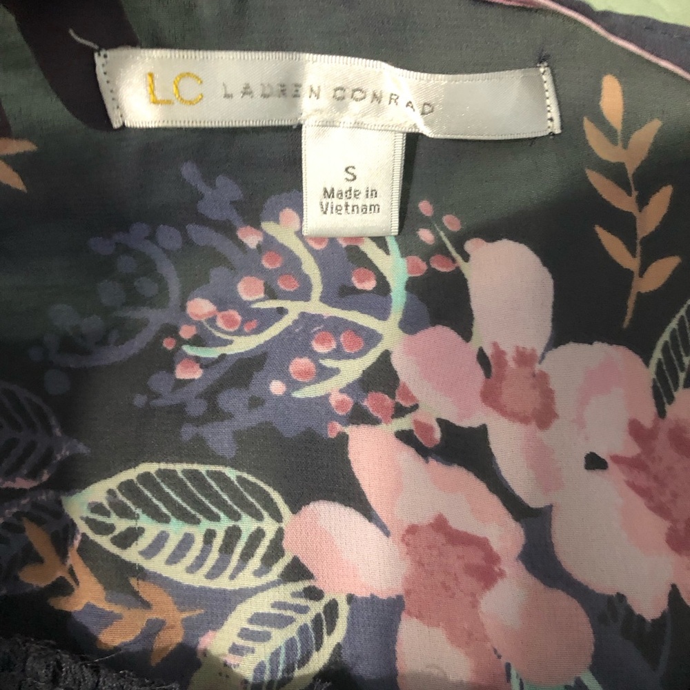 LC Lauren Conrad floral grey blouse women’s size small - Picture 3 of 10
